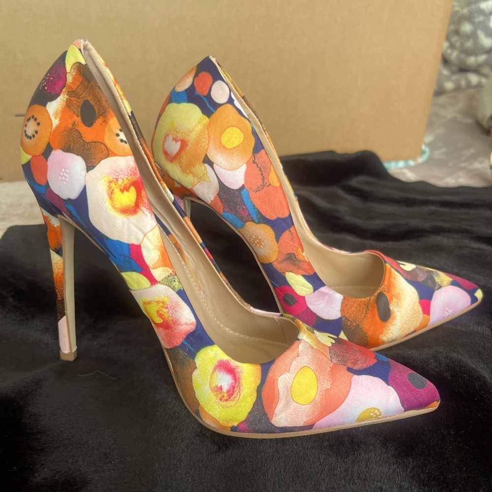 Beautiful Flower ladies Heels - Pumps. LIKE NEW by: 🍒Red Cherry Size 7.5